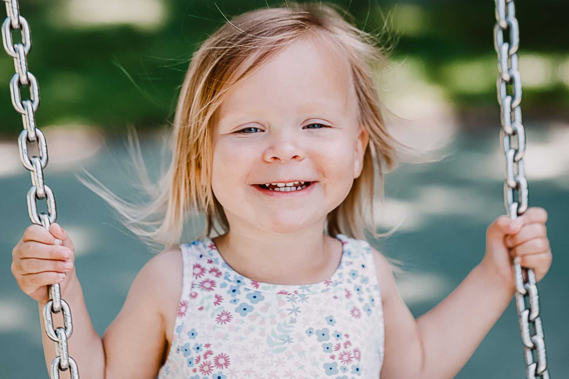 Mädchen schaukelt und lacht