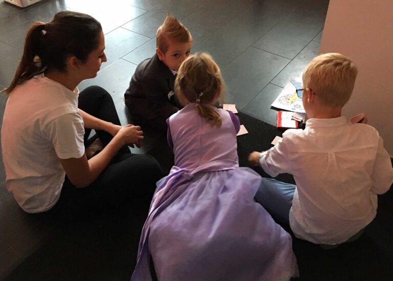 kinderbetreuung_spielen_mit_maerchenkinder